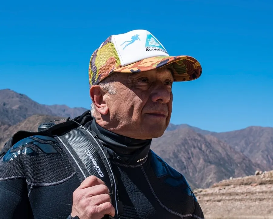 Alfredo Marinaro, fundador de Buceo Aconcagua, con gorra de la escuela en la montaña