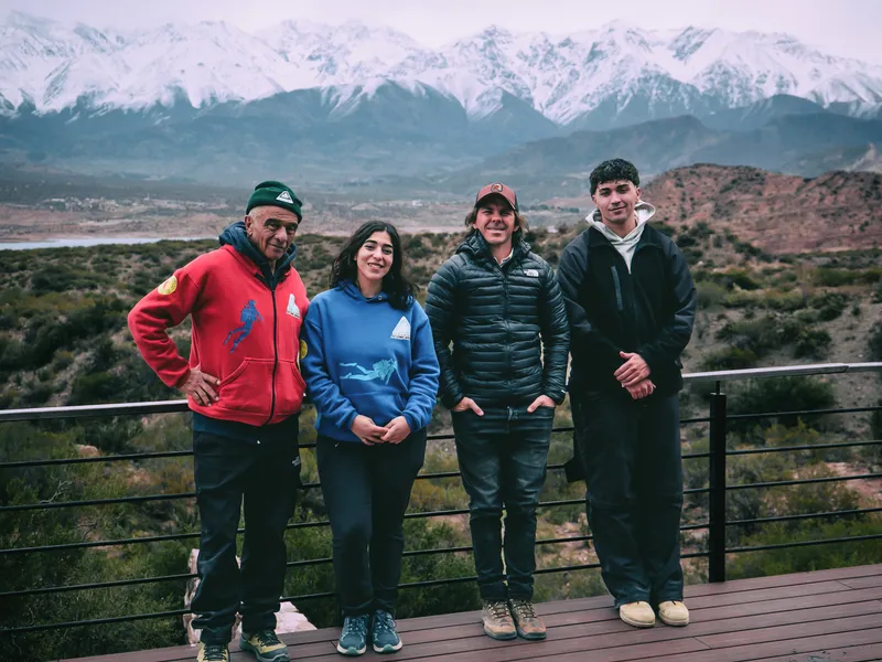 Alfredo Marinaro, Lucía Marinaro e Iván Domínguez Marinaro junto a DOSADOS frente a la cordillera