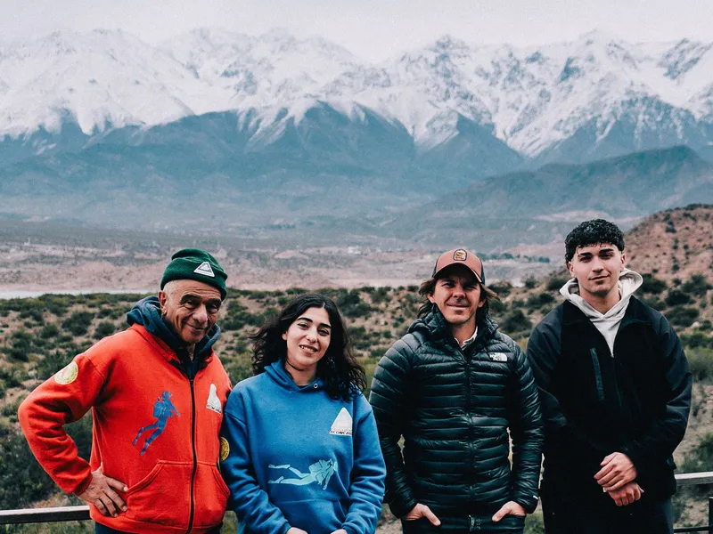 La familia Marinaro de Buceo Aconcagua junto a DOSADOS, con la cordillera nevada de fondo