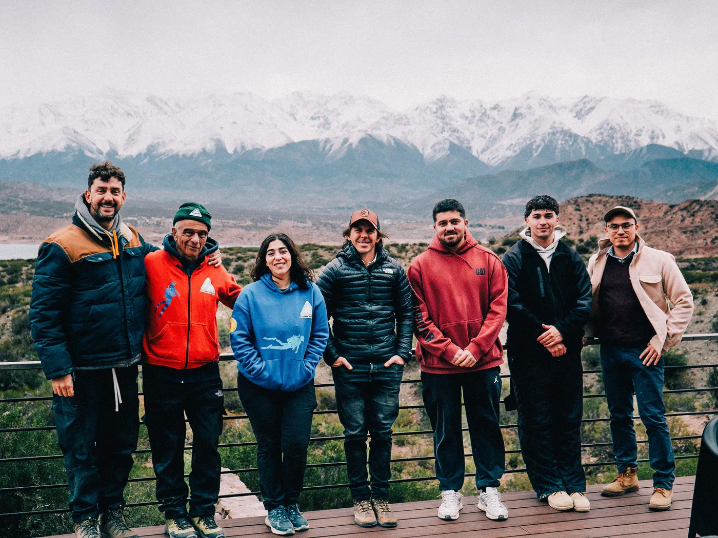 Equipo de Buceo Aconcagua junto al equipo de DOSADOS, con la cordillera nevada de fondo