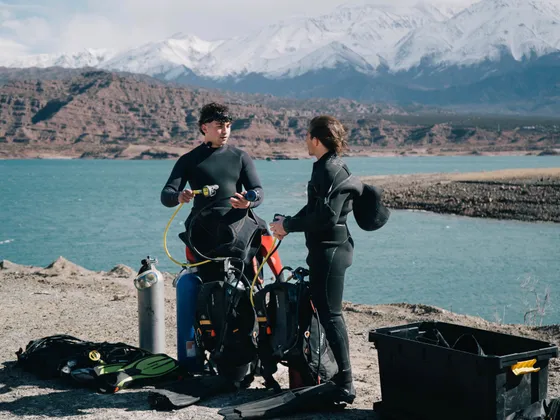 Iván Domínguez Marinaro preparando equipos de buceo a orillas del dique