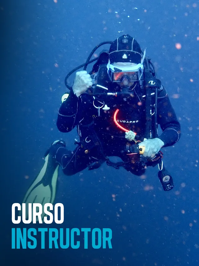 Instructor de buceo suspendido en aguas azules