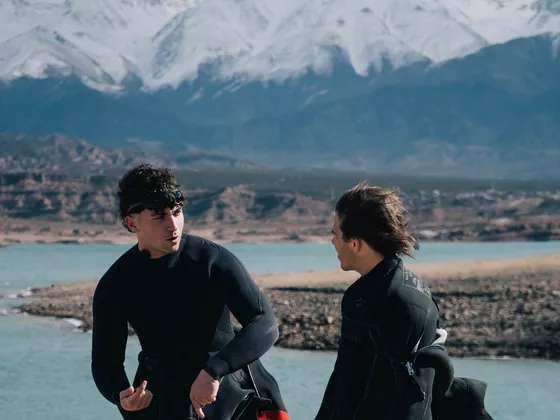 Iván Domínguez Marinaro con traje de buceo frente a la cordillera nevada
