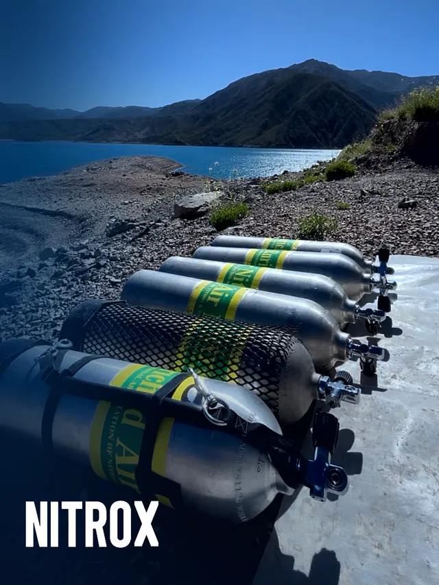 Tanques de nitrox alineados a orillas del dique Potrerillos