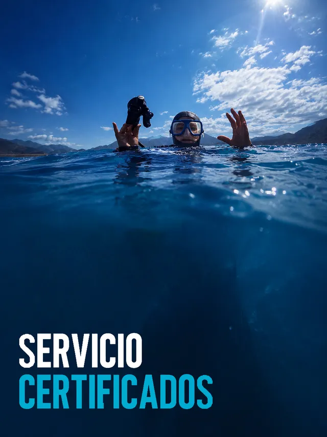 Buzo saludando desde la superficie del dique Potrerillos con la cordillera de fondo